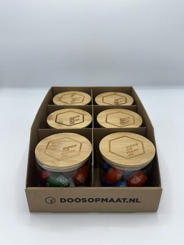 Kartonlagerbehälter in Kombination mit einer Kartoneinteilung zum Versand von Gläsern