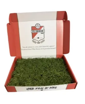 Der niederländische Fußballverein FC Emmen verkauft ein Stück Kunstrasen mit einer maßgeschneiderten Box