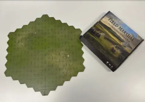 „Field Marshal“ ist ein vollständig aus Karton gefertigtes Brettspiel, das von Kartonsaufmass.de hergestellt wird.
