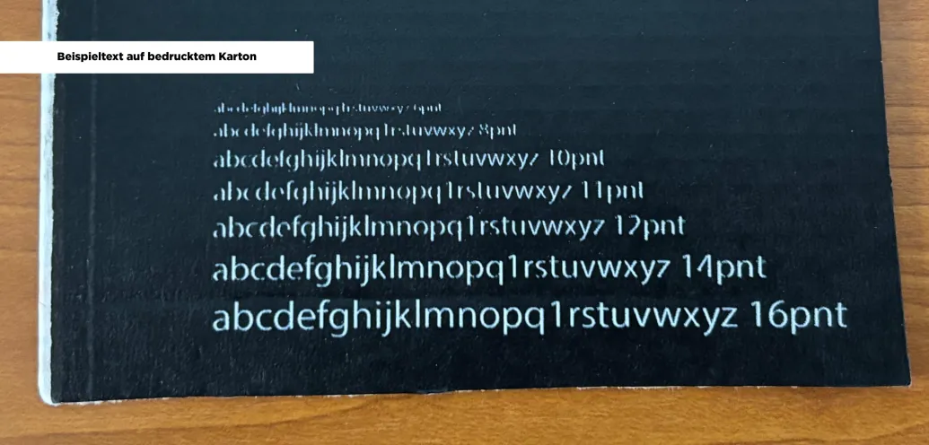 Beispieltext auf bedrucktem Karton